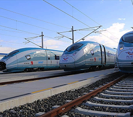 Siemens hızlı tren projelerinde, kritik öneme sahip ATS sistemlerinin montajı ve mekanik işlemlerinde hassas mühendislik çözümleri sunduk.